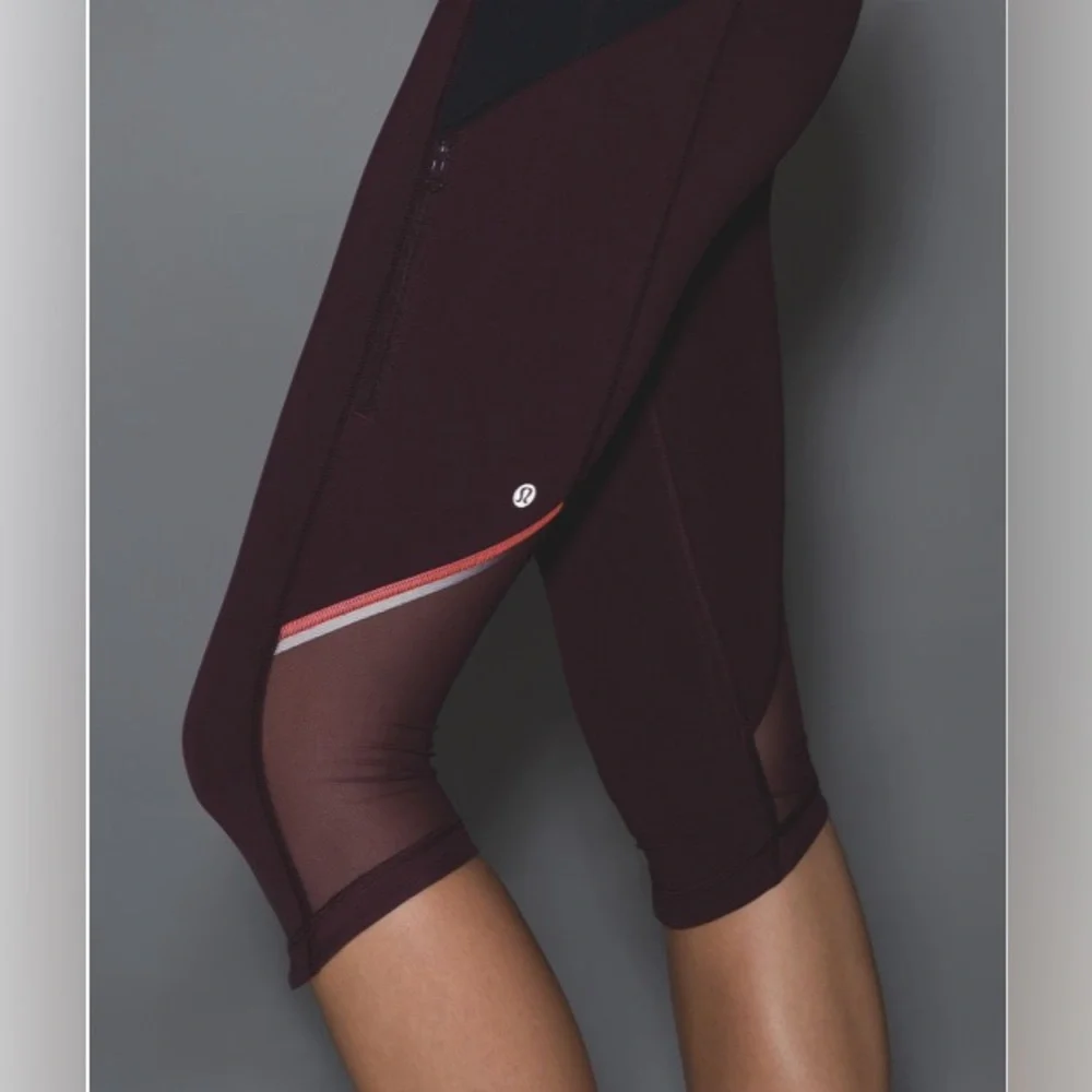 SOLD Lululemon Kris Cross Crop (Full-On Luxtreme) Sz 2 - Picture 3 of 11